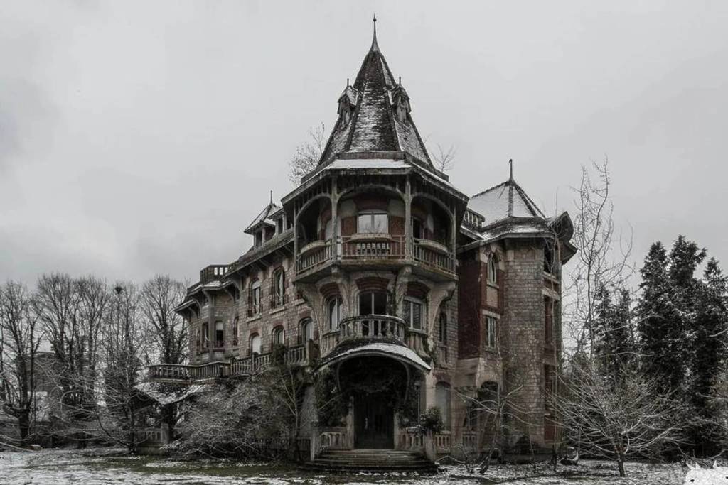 Abandoned for over 50 years, this Victorian mansion on the outskirts of Paris looks like something straight out of a horror movie