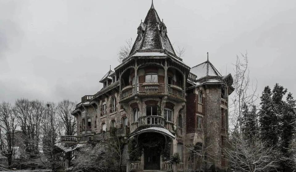 Abandoned for over 50 years, this Victorian mansion on the outskirts of Paris looks like something straight out of a horror movie