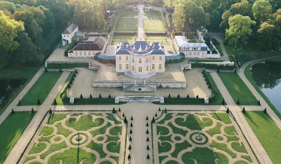 À 40 minutes de Paris, ce “petit Versailles” caché au cœur d’un jardin à la française signé Le Nôtre a inspiré le Da Vinci Code – un château sublime que presque personne ne connaît !