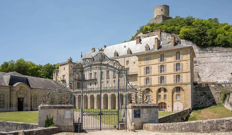 A sólo 1 hora de París, este castillo troglodita encaramado domina el Sena desde hace más de 900 años: ¡una joya medieval escondida en uno de los pueblos más bonitos de Francia!