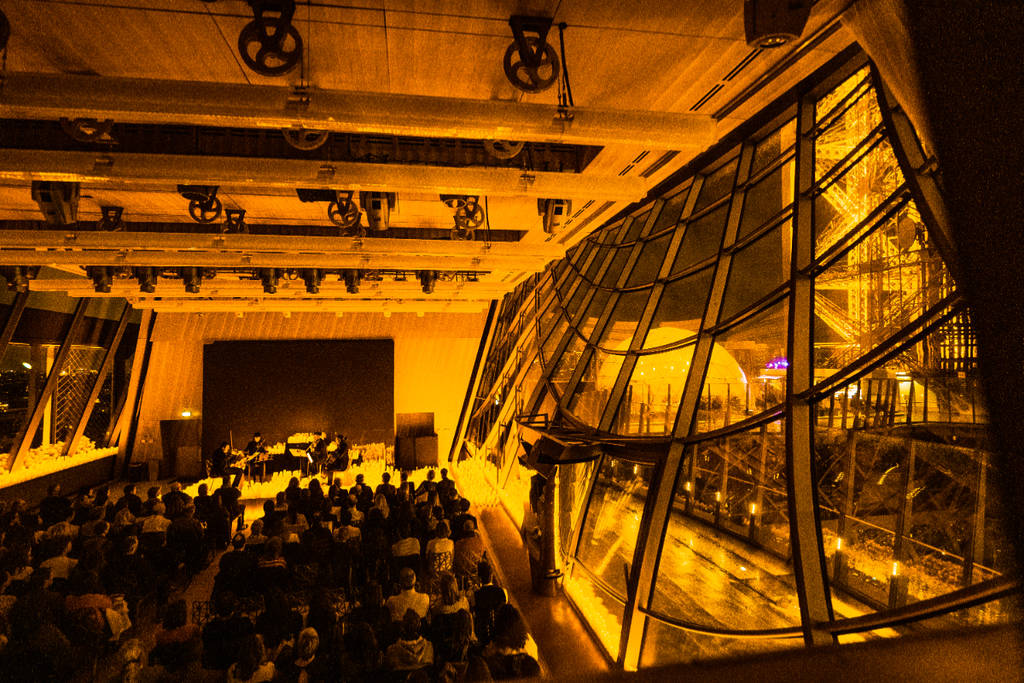 Foto de un concierto Candlelight en el salón Gustave Eiffel de la Torre Eiffel