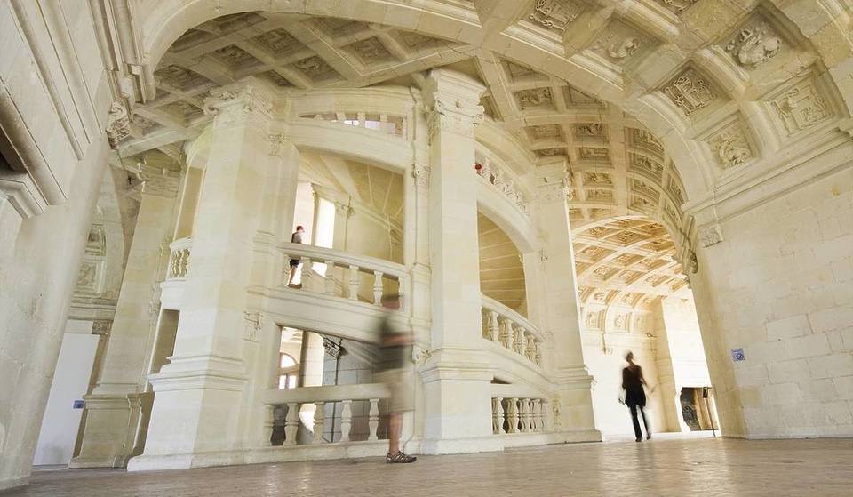 A sólo 2 horas de París, en uno de los castillos más bellos de Francia, esta rara pieza arquitectónica sigue alimentando teorías desde que se construyó en 1519: la leyenda dice que fue diseñado por Leonardo da Vinci.