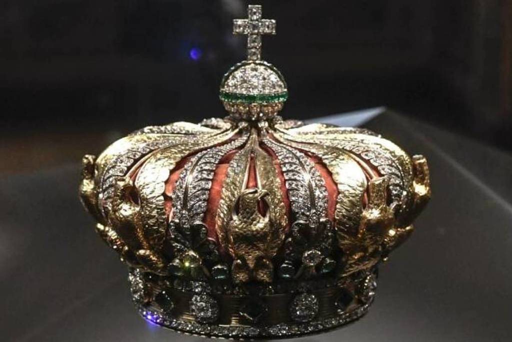 la couronne de l'Impératrice Eugénie, rescapée du vol du Louvre