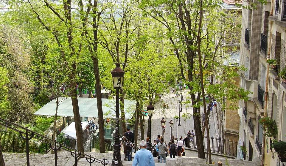 Cette rue mythique au cœur de Montmartre est la plus pentue de Paris &#8211; et elle offre une vue imprenable sur Paris