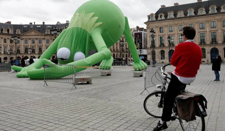 Warum reden alle über diesen riesigen Ballon in Form von Kermit dem Frosch, der auf dem Place Vendôme gelandet ist? – Und er zieht bereits die Masse an Neugierigen an!