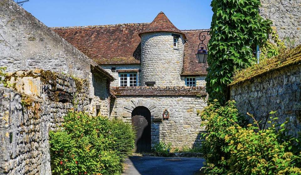 Este pueblo medieval, catalogado como uno de los más bellos de Francia, aún no ha sido descubierto por el gran público: está situado a menos de dos horas de París y posee un patrimonio único.