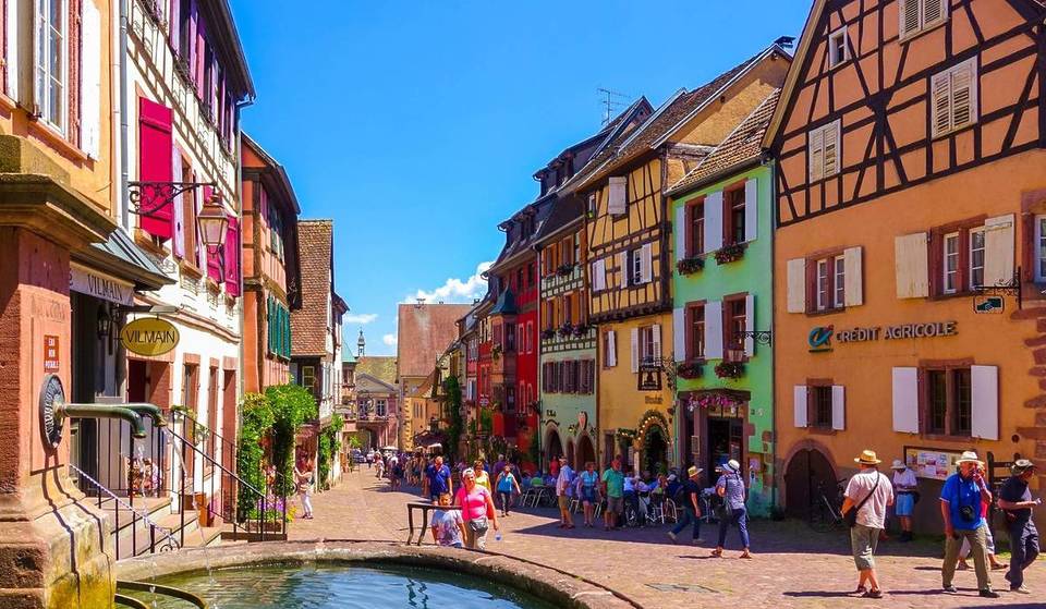 2 Stunden von Paris entfernt liegt dieses mittelalterliche elsässische Dorf mit seinen bunten Häusern – eines der farbenfrohsten in Frankreich, das direkt aus einem Märchen zu stammen scheint