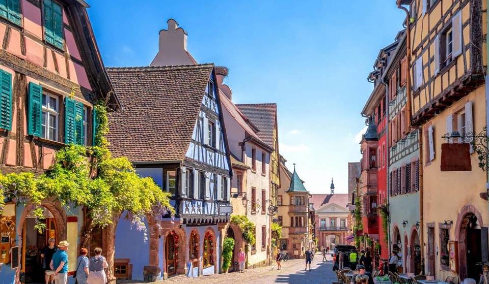 A sólo 2 horas de París, este encantador pueblo alsaciano es sin duda el más colorido de Francia. Se dice que su ambiente medieval inspiró La Bella y la Bestia&#8230;