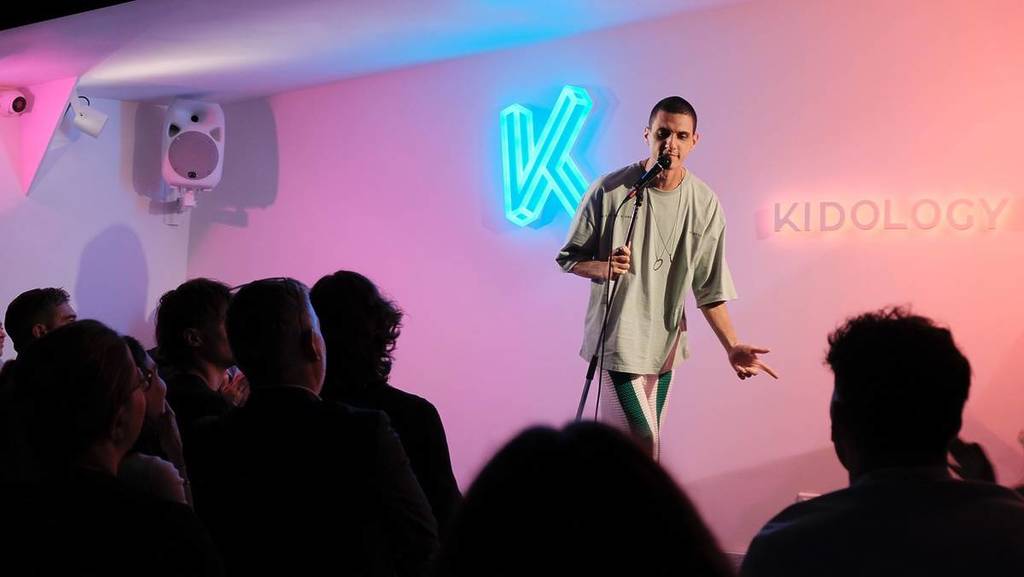 Kidology &#8211; ¡El nuevo fenómeno del Club de la Comedia llega al corazón de la Orilla Izquierda!