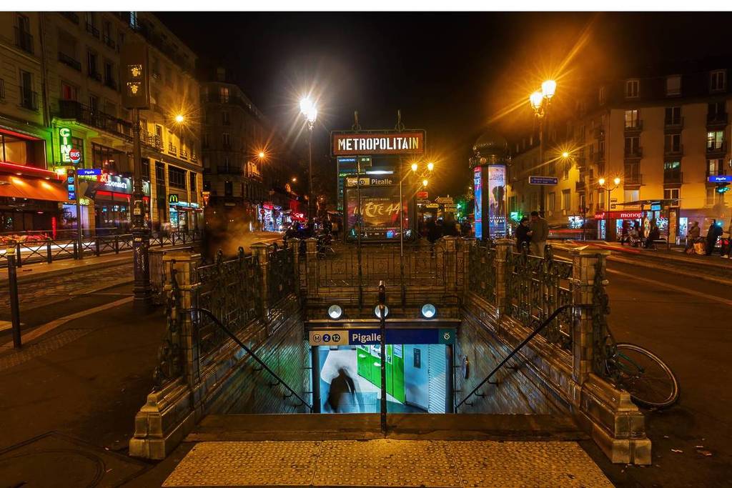metro night paris