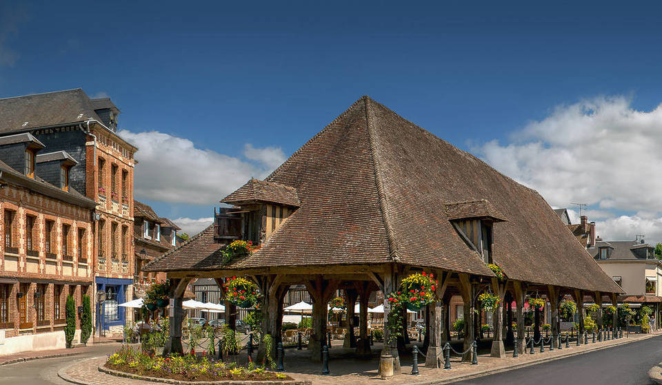 À deux heures de Paris, ce village normand d’à peine 700 habitants risque bien de vous surprendre – classé parmi les Plus Beaux Villages de France, il a servi de décor pour plusieurs adaptations de Madame Bovary
