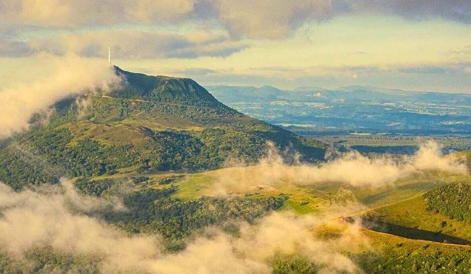 Cette route panoramique à 3h de Paris traverse 80 volcans – et c’est un road-trip hors du commun à faire une fois dans sa vie