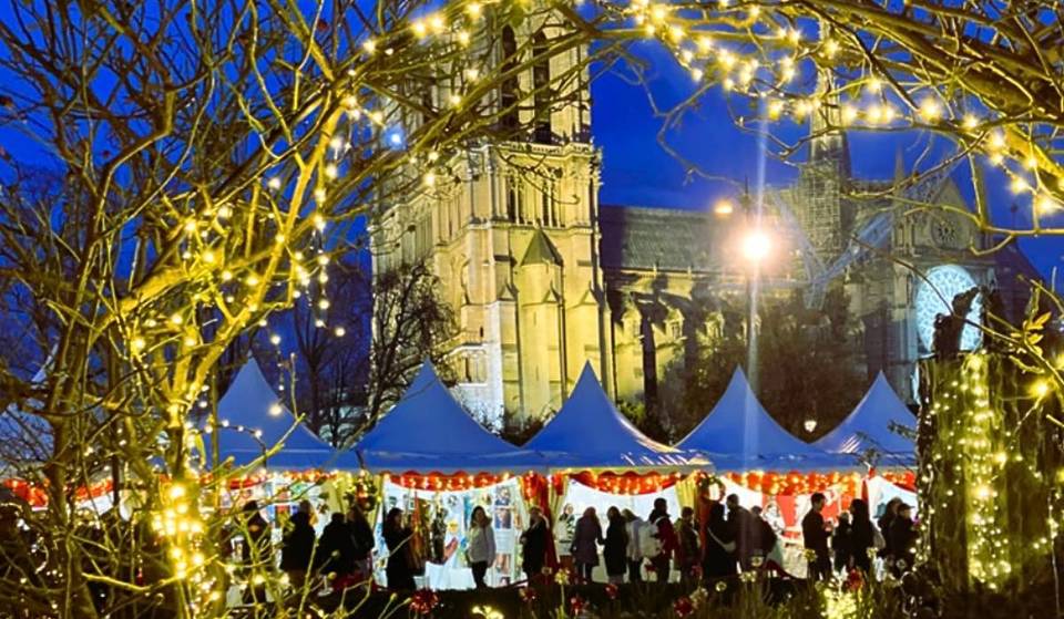 Le plus charmant des marchés de Noël parisiens revient pour une nouvelle édition – et ça se passe au pied de Notre-Dame