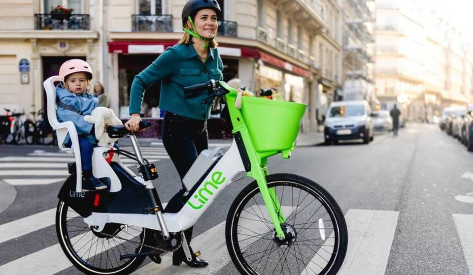 Acaban de llegar a París 500 bicicletas eléctricas con asiento para niños&#8230; ¿para decir adiós a los atascos matutinos?