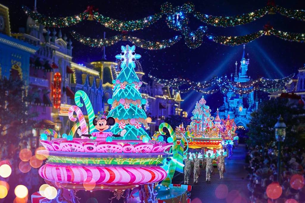 La féérie de Noël s’empare de Disneyland Paris dans quelques jours – Cérémonie d’illumination du sapin géant, arrivée de la Mère Noël, valse des princesses et neige magique au château