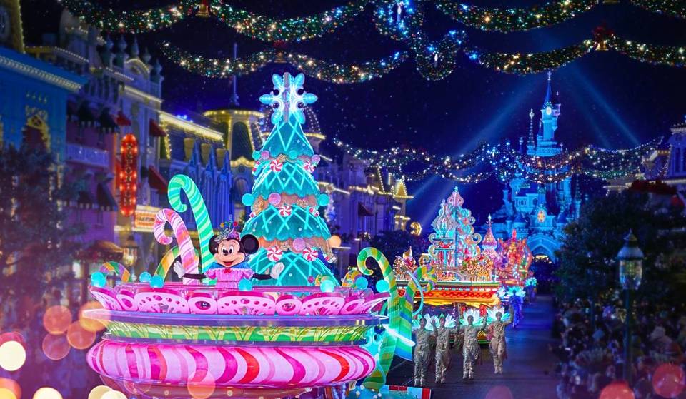 In wenigen Tagen hält der Weihnachtszauber Einzug in Disneyland Paris &#8211; Beleuchtungszeremonie der Riesentanne, Ankunft der Weihnachtsfrau, Prinzessinnenwalzer und Zauberschnee im Schloss.
