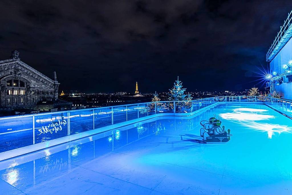 kortstondige ijsbaan op het dak van Galeries Lafayette Parijs