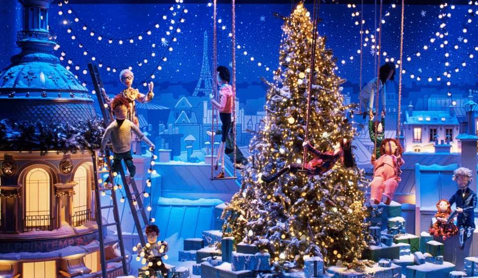 Este año en París, los escaparates navideños del Printemps Haussmann te transportarán a Nueva York… ¡e incluso podrás patinar en la terraza de la azotea con vistas a la Torre Eiffel!