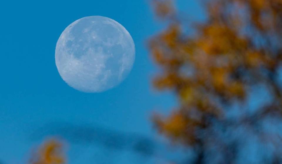 Het is 45 jaar geleden dat we zoiets gezien hebben: de grootste volle maan van het jaar is vanaf morgen op klaarlichte dag te zien in Parijs! Een zeldzaam fenomeen dat de hemel boven de hoofdstad zal verlichten.
