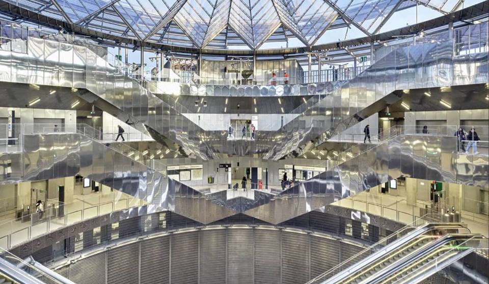 Eleita a estação mais bonita do mundo, esta nova estação de metro de Paris, que parece uma nave espacial, é também a mais profunda da região de Île-de-France: um lugar futurista escondido a 50 metros de profundidade.