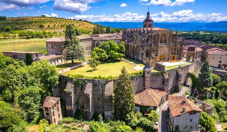 Ce joyau médiéval à 3h de Paris cache une abbaye gothique spectaculaire et des ruelles pavées &#8211; il a été élu « Village Préféré des Français » en 2025