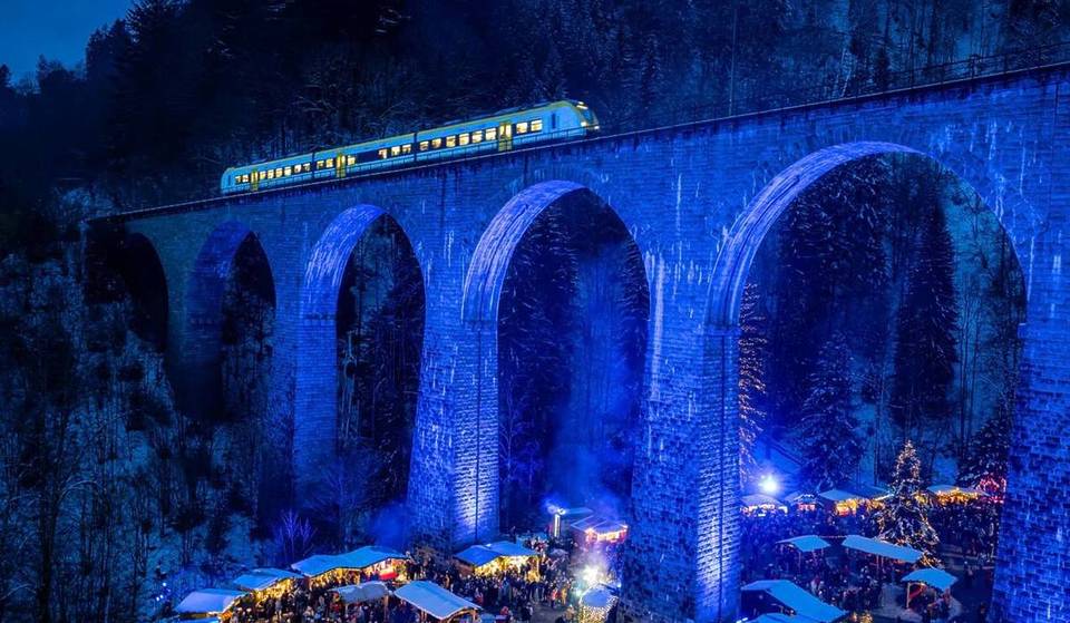 Deze kerstmarkt, die diep verscholen ligt in de besneeuwde kloven, midden in een bos, is gemakkelijk te bereiken vanuit Parijs en is een van de mooiste ter wereld: een decor dat Harry Potter waardig is en dat slechts een paar bevoorrechten dit jaar zullen kunnen bewonderen&#8230;