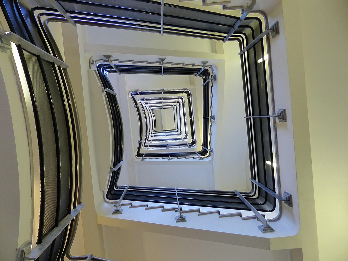 Vue depuis le bas des escaliers de la Cité du Cinéma à Saint-Denis