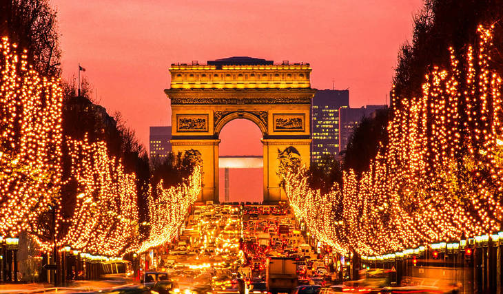 C’est une première mondiale : cette année pour les fêtes, les Champs-Élysées s’illuminent d’un ballet multicolore déployé sur 4 km, avec un spectacle son et lumière féerique