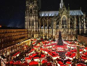 Ce marché de Noël magique aux 150 stands se tient au pied d&rsquo;une imposante cathédrale gothique &#8211; il est accessible facilement en train depuis Paris