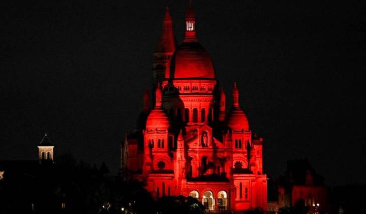 Le Sacré-Cœur, Notre-Dame… Pourquoi ces monuments seront-ils éclairés en rouge en novembre ?