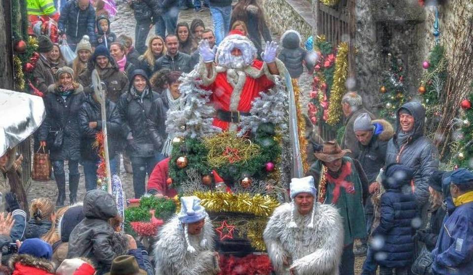 Perto de Paris, esta pequena aldeia medieval de 600 habitantes é a aldeia de Natal mais autêntica da região de Ile-de-France: 130 artesãos e produtos 100% fabricados em França esperam por si!