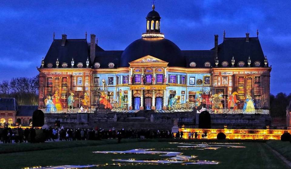 Menos conhecido do que Versalhes, este castelo sublime, a 1 hora de Paris, transforma-se para o Natal: pista de gelo de conto de fadas, decorações grandiosas, espetáculo de luzes envolvente… e só tem algumas semanas para o aproveitar!