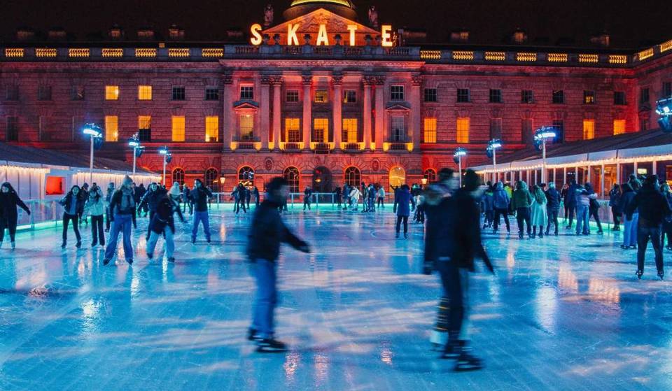 A 2 horas de Paris, a pista de gelo mais popular da Europa reaparece para o Natal: uma joia escondida num deslumbrante pátio neoclássico que vai querer ver antes de qualquer outra pessoa