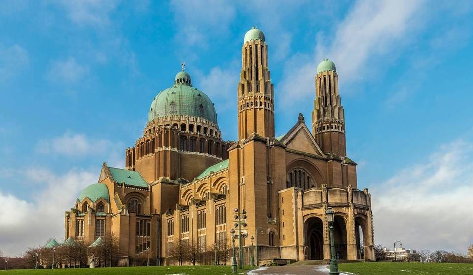 La chiesa Art Déco più grande del mondo si trova a 1 ora e 20 minuti da Parigi e offre una vista panoramica unica da un’altezza di oltre 50 metri.