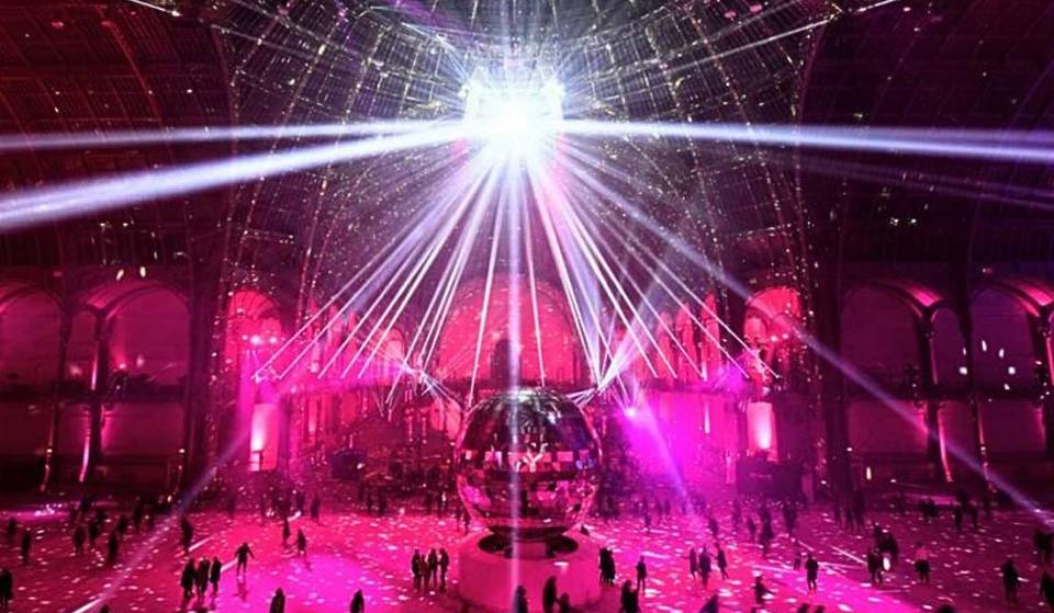 Este año podrá patinar alrededor de una Torre Eiffel gigante en el centro, sobre 2.700 m² de hielo auténtico y bajo el techo de cristal más grande de Europa.