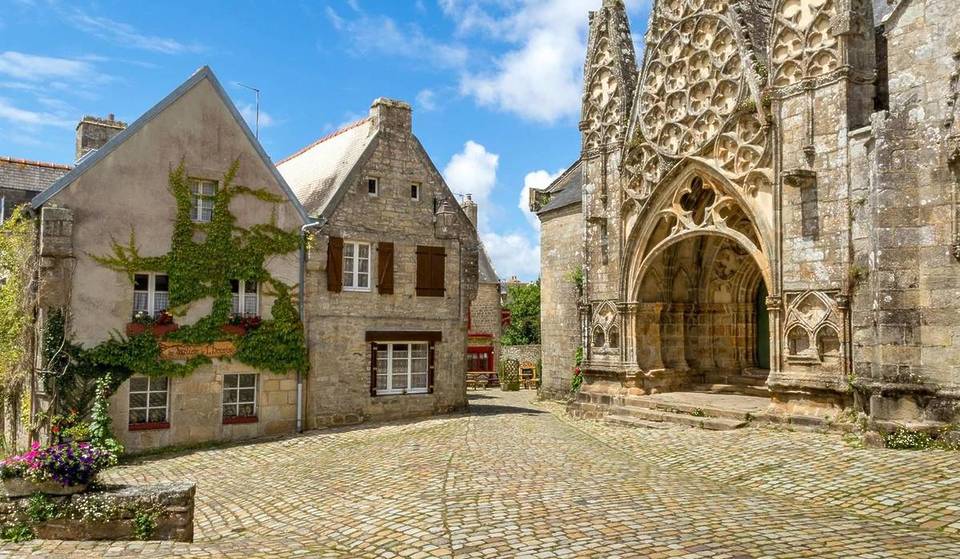 Il miglior villaggio d’Europa è in Bretagna, a poche ore da Parigi! Un autentico villaggio medievale dal fascino irresistibile che vi farà cambiare completamente scenario quest’inverno!