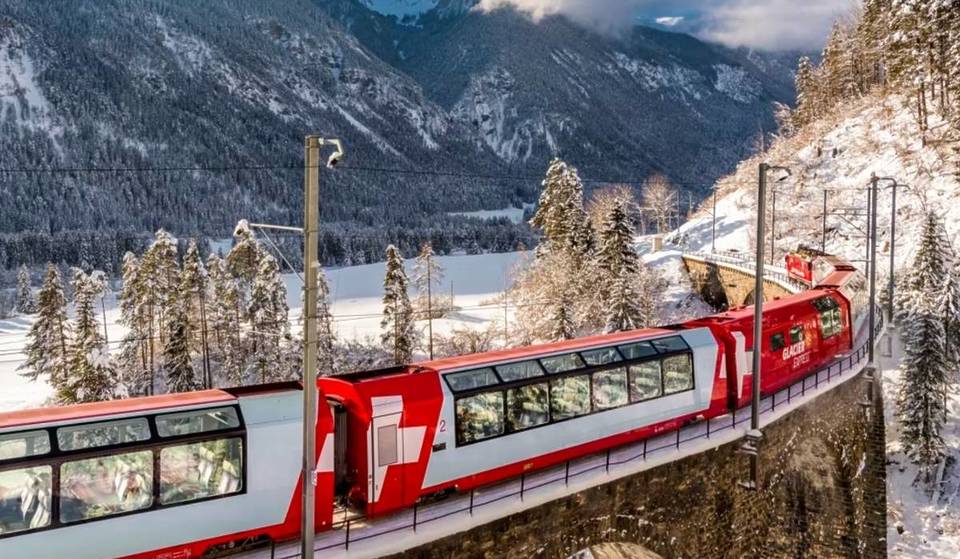 This panoramic train links lakes, glaciers and Alpine peaks on a mythical 1,280 km route – it can be reached in 4 hours from Paris…