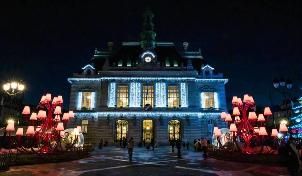 Cette petite commune d’Île-de-France à deux pas de Paris se métamorphose en un village de Noël féérique pendant un mois ! Avec un marché traditionnel, une fête foraine géante et des spectacles lumineux gratuits tous les soirs… et personne n’en parle !