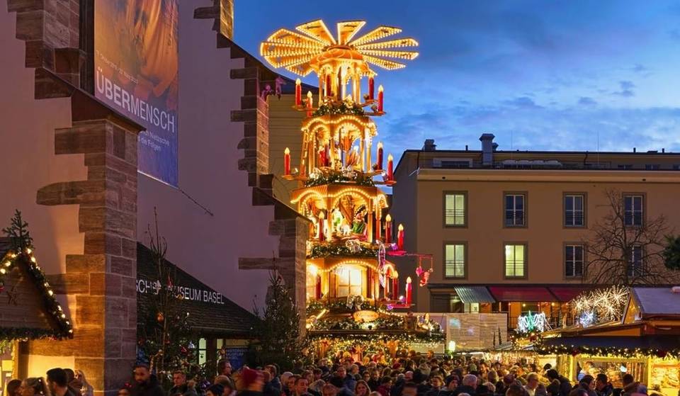 With over 150 chalets, this Christmas market attracts thousands of visitors every winter – combining tradition, gastronomy and postcard scenery.