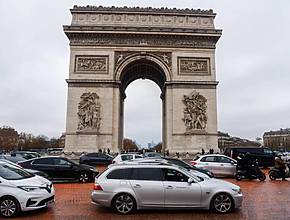 Perché la Place de l’Étoile è stata improvvisamente ricoperta di vernice arancione lo scorso fine settimana?