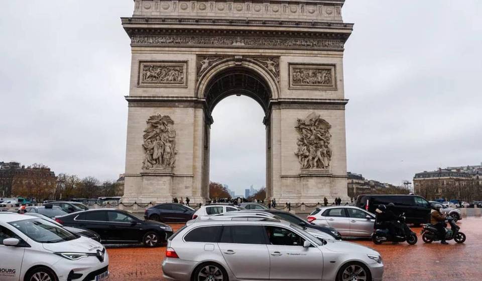 Pourquoi la place de l’Étoile s’est soudainement retrouvée couverte de peinture orange le week-end dernier ?