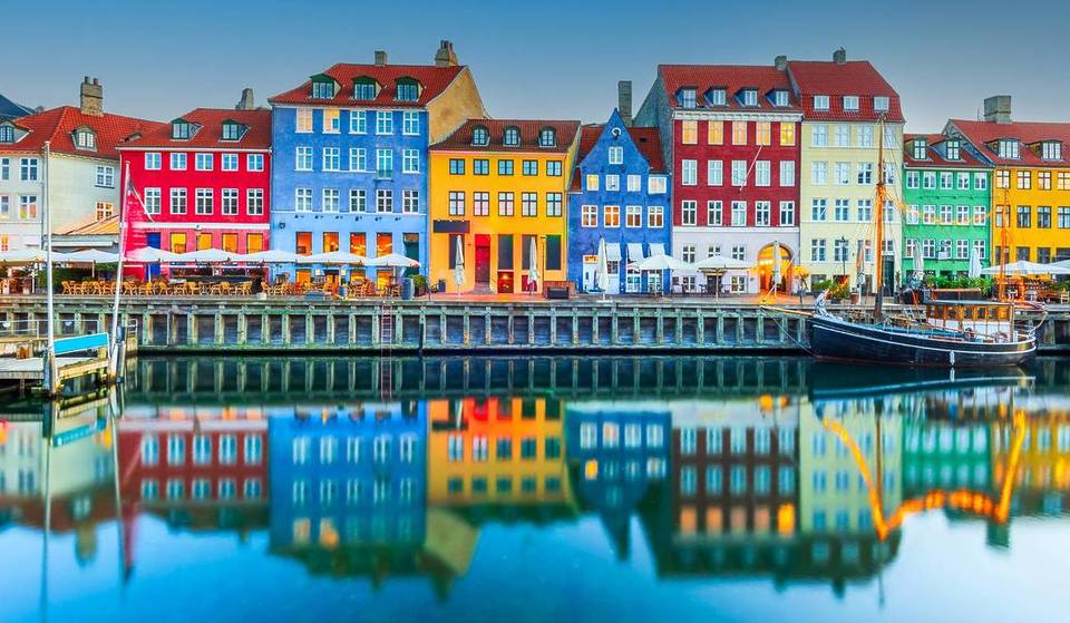 Op minder dan 2 uur van Parijs is deze badplaats met zijn kleurrijke huizen van meer dan 400 jaar oud de gelukkigste plek ter wereld… en niet voor het eerst!