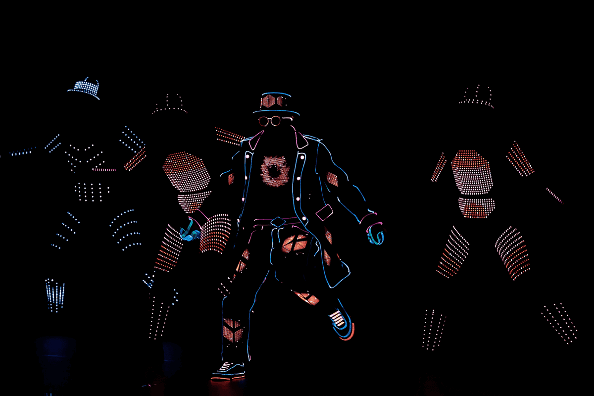Groupe de danseurs avec des costumes LED