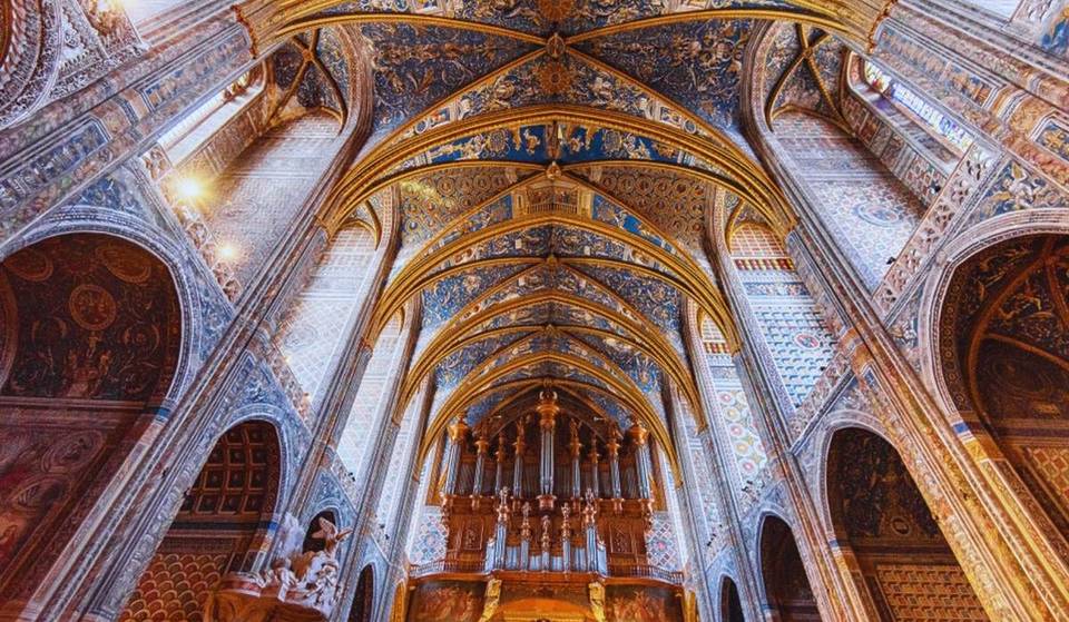 Soprannominata “la fortezza di Dio”, questa cattedrale, con i suoi magnifici affreschi rinascimentali, è la più riccamente decorata di Francia – È raggiungibile in treno da Parigi