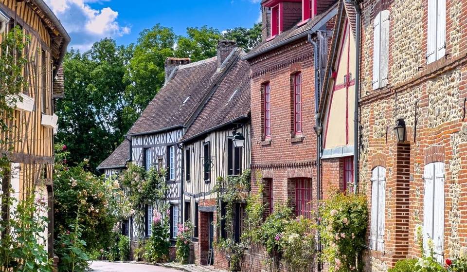 A meno di due ore da Parigi, questo villaggio medievale offre una passeggiata senza tempo tra case a graticcio e vicoli fioriti.