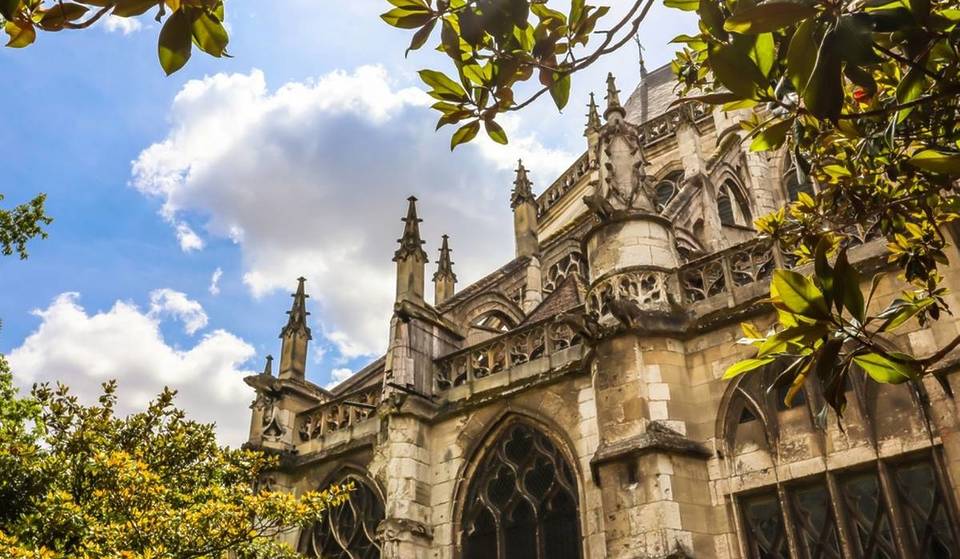 A solo un’ora da Parigi, questo gioiello gotico è la cattedrale più spettacolare di Francia, eppure rimane incompiuta.