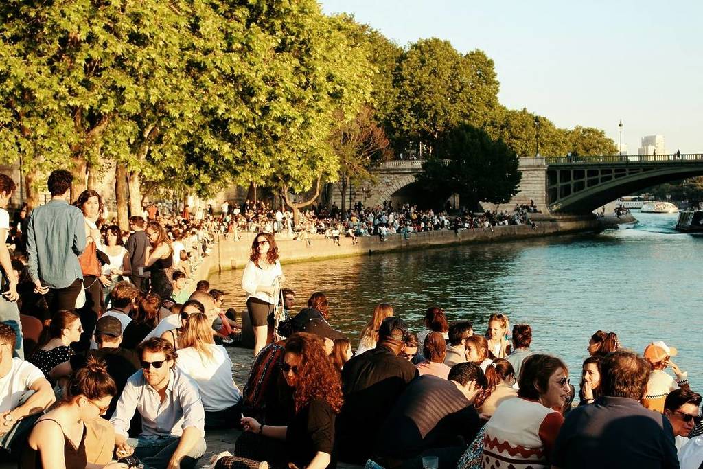 foule paris seine