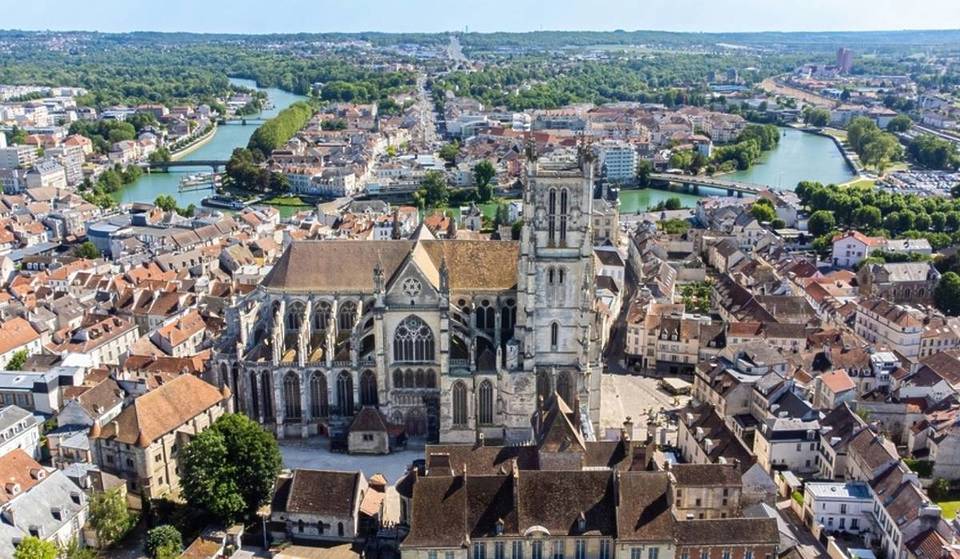 Deze indrukwekkende kathedraal, op 40 minuten van Parijs, is een van de mooiste gotische gebouwen in de regio Île-de-France