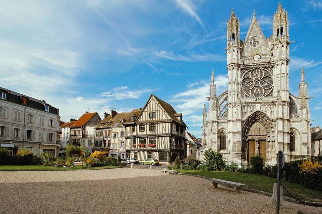 Igreja colegiada gótica