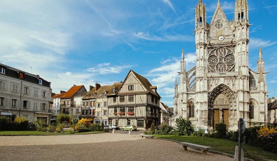Deze collegiale kerk aan het water is een van de weinig bekende gotische schatten van de regio en ligt op slechts 75 km van Parijs.